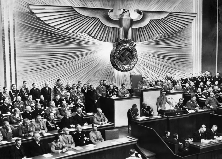 4. Vraća se socijalistički globalizam i socijalistički nacionalizam: Nacistička stranka je bila jedna stvar iznad svega, to je bio nacionalistički pokret (ekstremni patriotizam). Nastao je u Münchenu nakon Prvog svjetskog rata kada su se ljudi uznemireni Versajskim sporazumom sastali kako bi razgovarali o svojim političkim stavovima. Trend se prema socijalističkom nacionalizmu razvio kako bi se borio protiv globalističkih principa rastućeg njemačkog komunističkog pokreta, a 1920. je osnovana Nacionalsocijalistička njemačka radnička stranka (NSDAP). Nacionalsocijalizam je pomogao u donošenju nacista na vlast jer je usmjeravao pozornost naroda na vlastite nacionalne potrebe. Stavljao je njemačke radnike iznad drugih zajednica i pronašao žrtve za nacionalne probleme sa Židovima, imigrantima i drugim “nepoželjnim” članovima društva. U Sjedinjenim Državama, Republikanska stranka sudjelovala je na izborima 2016. s izrazom: “U Sjedinjenim Državama, Republikanska stranka sudjelovala je na izborima 2016. Učinite Ameriku ponovno velikom”, koja se dalje razvila u ideologiju koja je “Ameriku na prvom mjestu” stavljala na prvo mjesto. Američki neo-nacionalizam na sličan način daje prednost zemlji iznad drugih (na veliku žalost globalističkog pokreta koji se ponovno diže pod novom markom “demokratskog” socijalizma). Kao što se i ranije događalo u Sjedinjenim Državama, ilegalni imigranti su bili krivi za probleme zemlje. Amerika nije bila sama u povratku nacionalizma u 21. stoljeću, također se vraća u Europu, u slučajevima Mađarske, Austrije, Švicarske, Danske, Belgije, Estonije, Njemačke, Italije i drugih zemalja koje su svjedočile porastu nacionalističkih pokreta na svojim nedavnim parlamentarnim izborima.
