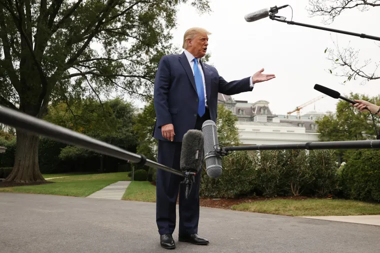
5. Nepovjerenje u medije: Kada je Donald Trump započeo svoju kampanju za predsjednika Sjedinjenih Američkih Država, nije se sramio nazivati ​​razne vijesti i medijske organizacije lažnim vijestima. Povjerenje u medije naglo je palo tijekom njegova predsjedanja. Čak i nakon što je napustio dužnost, njegove tvrdnje o lažnim vijestima ostaju prije svega u vezi s većinom ljevičarskih vijesti poput CNN-a, New York Timesa i većine drugih. Hitler nikada nije koristio izraz &quot;lažne vijesti&quot;, ali je svakako prihvatio onu koja je bila slična . Lügenpresse je njemački izraz za &quot;lažan tisak&quot;, a savršeno je analogno &quot;lažnim vijestima&quot;. Pojam seže stoljećima unatrag i marksisti su ga koristili za označavanje medija kada su pisali članke o komunizmu i socijalizmu. Hitler je često prozivao medije da lažu i manipuliraju istinom koristeći isti izraz. Rašireno nepovjerenje u medije prevladavalo je u prednacističkoj Njemačkoj, a prevladava i sada. Kada ljudi izgube vjeru u integritet medija, postaju podložni manipulaciji i utjecaju iz drugih sfera. To je dobro funkcioniralo 1920-ih i &apos;30-ih za Hitlera i njegovu nacionalsocijalističku stranku, a dobro funkcionira i sada za one koji kontroliraju nova sredstva za širenje vijesti: društvene mreže i tehnološke divove.
