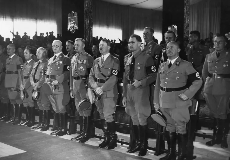 9. Žrtvovanje je prisutno: Srž Hitlerove ideologije je bila rasno izgrađena oko njegovog uvjerenja da je njemačka rasa, koju je nazvao arijevskom, superiorna u odnosu na sve ostale. Većina konzervativaca u prednacističkoj Njemačkoj nije slijedila njegove stavove. Ipak, išli su zajedno s Hitlerovom socijalističkom strankom za sva obećana ekonomska dobra. Kako su nacisti došli na vlast, učinili su to na leđima svih za koje je Hitler vjerovao da su inferiorni. To je uključivalo Židove, Rome, invalide, homoseksualce i druge zajednice koje se nisu smatrale čistim Nijemcima. Nacisti su za većinu društvenih problema okrivili Židove i donijeli politiku kako bi im oduzeli njihova prava, imovinu i na kraju njihovu ljudskost. Imati žrtvenog  jarca je tada dobro funkcioniralo za naciste, a takav slučaj se prisutan i danas. Na sreću, ljudi nisu zarobljeni u koncentracijskim logorima kao 1930-ih, ali žrtveni jarac je postao moćna stranačka platforma za mnoge širom svijeta s obje strane političkog spektra u jednakoj mjeri. Konzervativci krive ilegalnu imigraciju i poplave izbjeglica za probleme svojih nacija, dok liberali krive konzervativce za sve svoje probleme, od strane medija kao neprijateljstvo sa svim imigrantima i stranim izbjeglicama. Migranti i useljenici (legalni ili ne) su se događali u raznim zemljama tijekom epidemija, a također se za ekonomski pad okrivljavalo strance u zemljama diljem svijeta.
