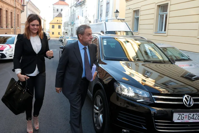 Naša uspješna atletičarka Sandra Perković se naša na ispitivanju na sudu zbog sumnje da je tadašnji zagrebački gradonačelnik Milan Bandić poslao službeno vozilo po nju u Medulin, kako bi mogla u prosincu 2013. doći na glasanje u zagrebačku Gradsku skupštinu u kojoj je bila vijećnica na Bandićevoj listi. Vozaču koji ju je dovezao isplaćena je dnevnica, a putovanje je zavedeno kao službeno. Koje je vozilo Grada došlo po nju nije poznato. Znamo samo da je bivši Bandićev vozač Ivan Juričić na sudu rekao da je “Bandić koristio VW Passat, VW Touareg, Audi A6 i VW Multivan” 