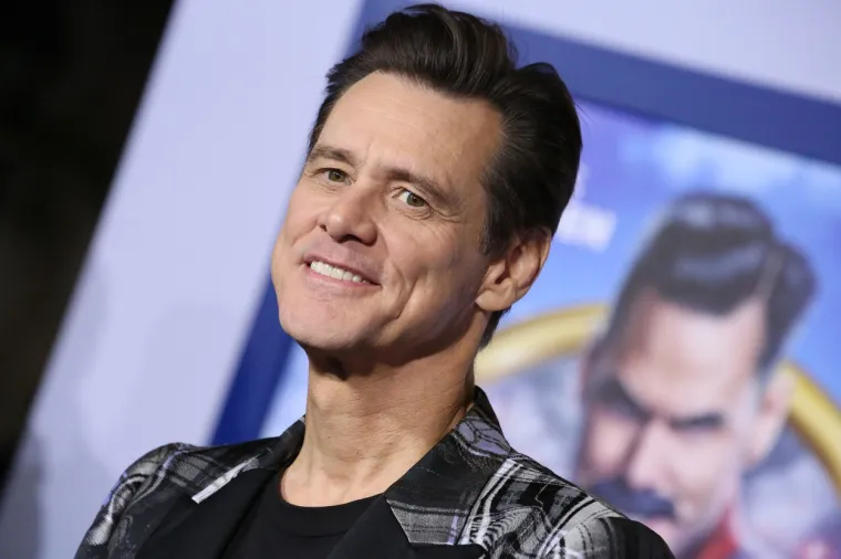 Ukratko, Carrey je započeo karijeru u zabavnoj industriji kao stand-up komičar u klubu u Torontu kada mu je bilo samo 15 godina. Do 1979. napustio je tvornički posao kao domar da bi pomogao uzdržavati svoju obitelj i zarađivao je za život kao dio glumačke skupine koja je radila komedije Buddyja Hacketta i Rodneyja Dangerfielda.