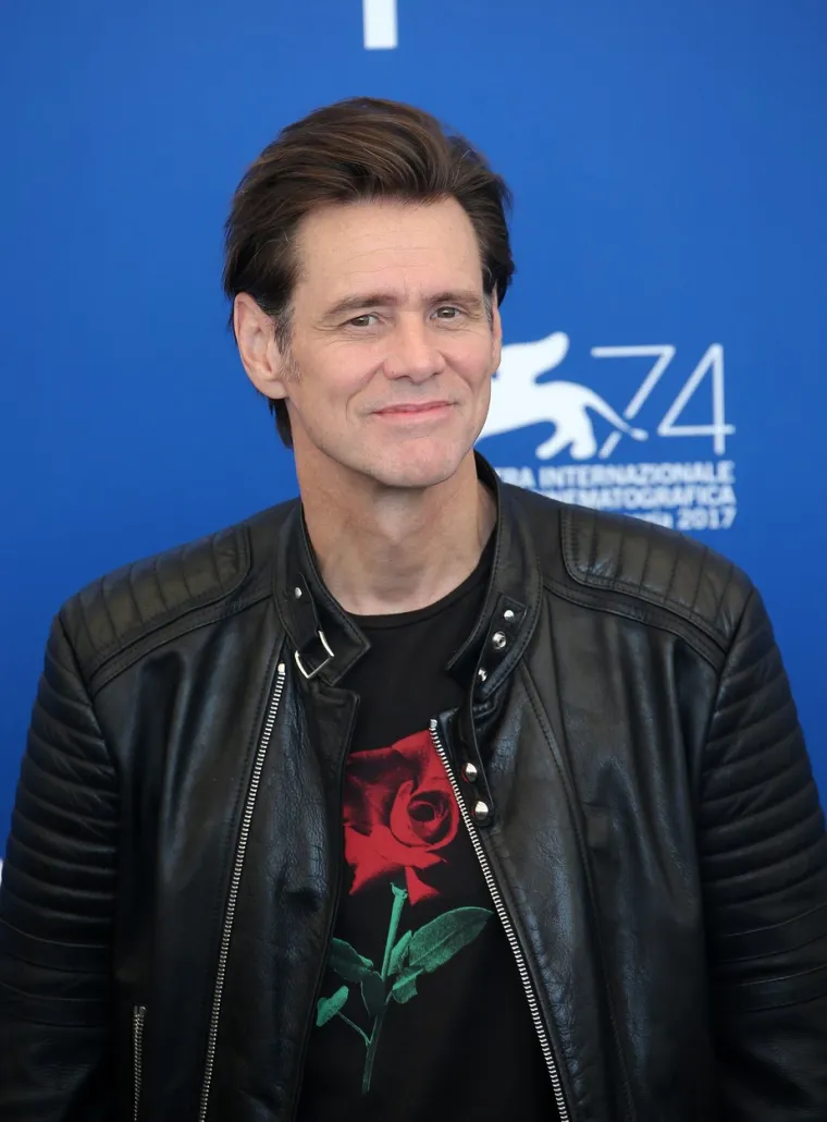 Jim Carrey objavio je se povlači iz glume. Kazao je da je &quot;dovoljno učinio&quot; te da voli svoj miran život. &quot;Idem u mirovinu, prilično sam ozbiljan. Ovisi, ako mi anđeli donesu još neku skriptu napisanu zlatnom tintom, koja će mi reći da ljudi to moraju vidjeti, možda nastavim glumiti, ali pravim pauzu... Stvarno volim svoj miran život i tako se osjećam. To je nešto što možda nikada nećete čuti od drugih poznatih osoba, ali imam dovoljno. Učinio sam dovoljno&quot; rekao je.