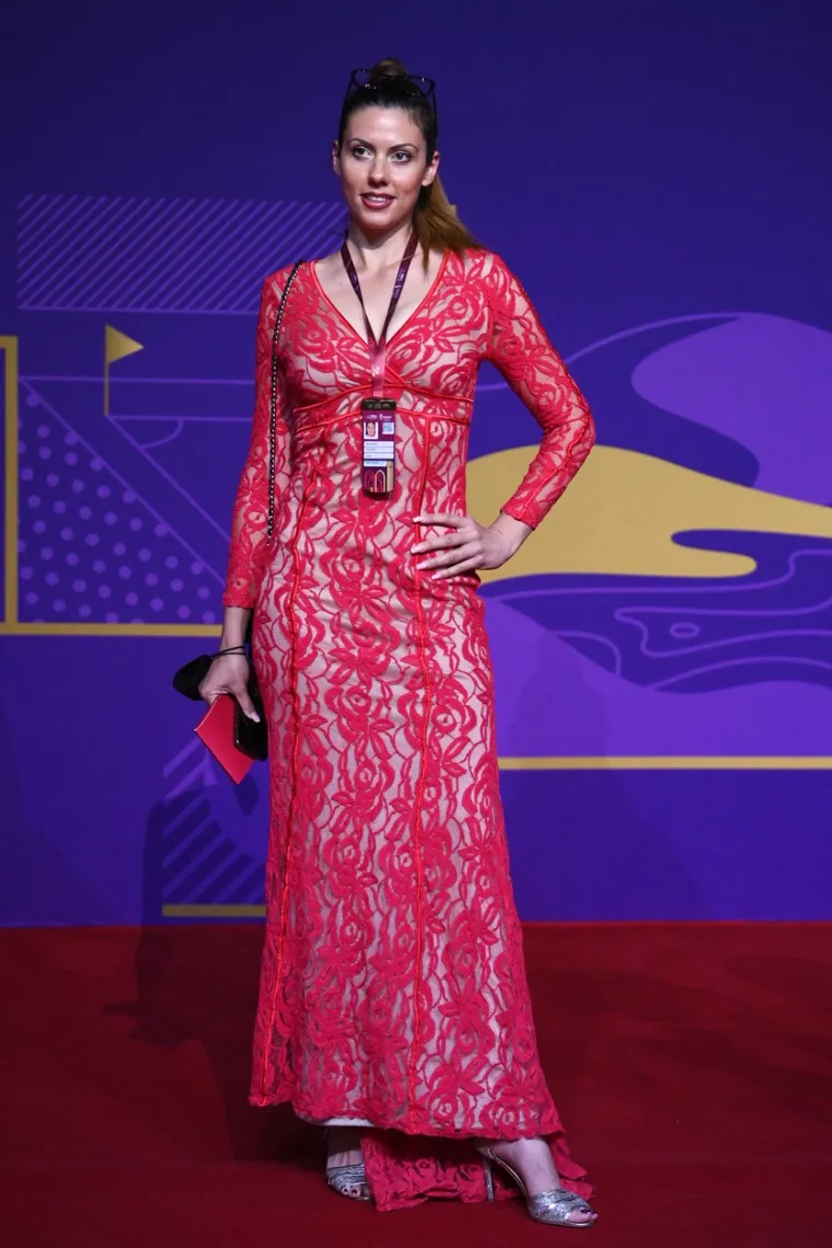 Tajanstvena i bujna ljepotica u izazovnoj crvenoj haljini privlačila najviše pogleda na ždrijebu u Kataru