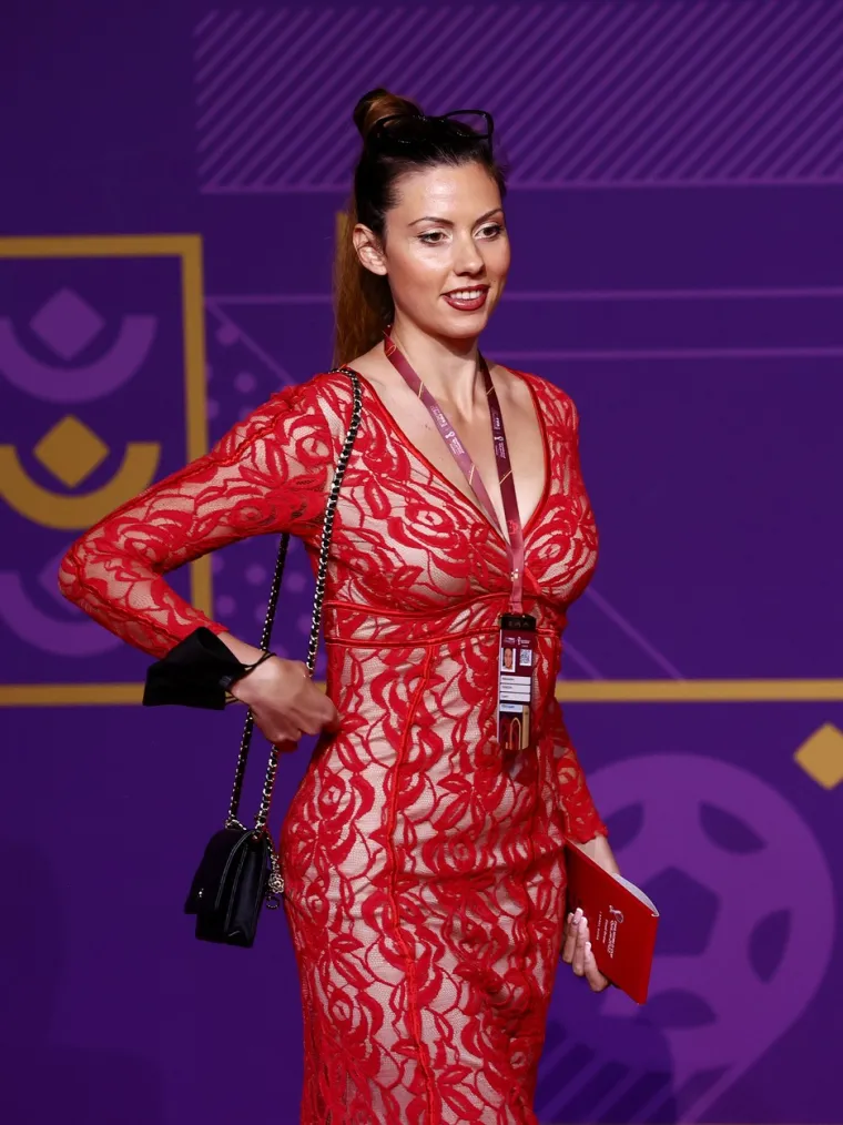 Tajanstvena i bujna ljepotica u izazovnoj crvenoj haljini privlačila najviše pogleda na ždrijebu u Kataru