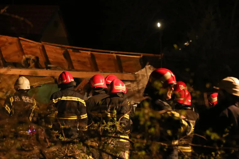 Eksplozija kod Osijeka: Kuća je potpuno uni&scaron;tena. U ru&scaron;evinama pronađeno tijelo mu&scaron;karca