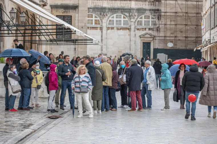 Turisti u sve većem broju pristižu u Dubrovnik