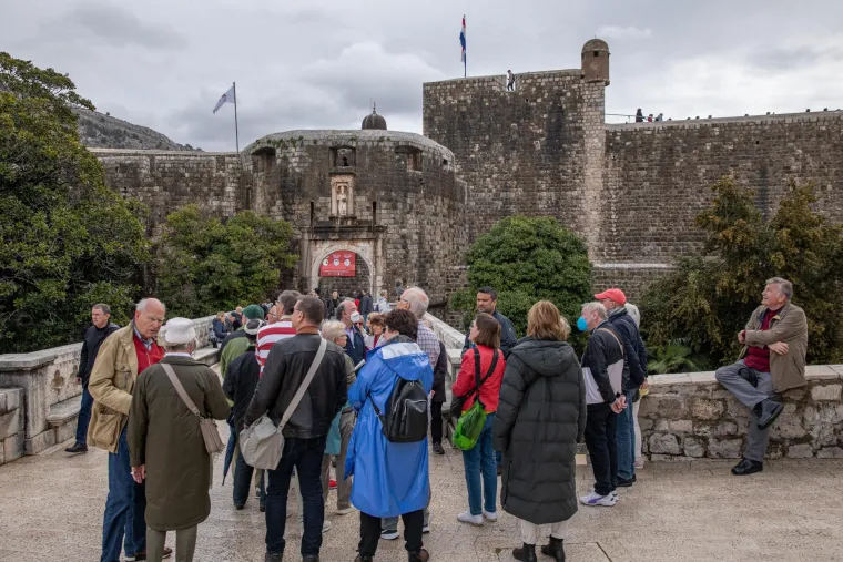 Turisti u sve većem broju pristižu u Dubrovnik