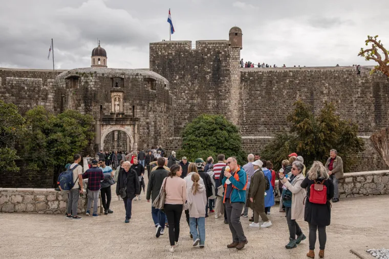 Turisti u sve većem broju pristižu u Dubrovnik