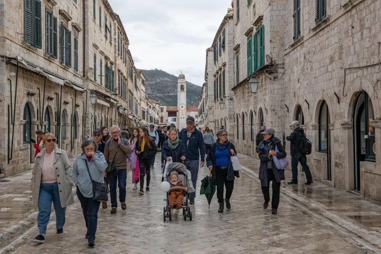 Turisti u sve većem broju pristižu u Dubrovnik