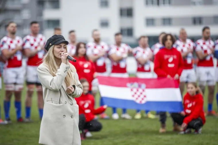Ovo su ultimativni frajeri! Kršni Hrvati izašli na kišu i hladnoću i pokazali čvrstoću. Šarmirali su i jednu posebnu mladu damu
