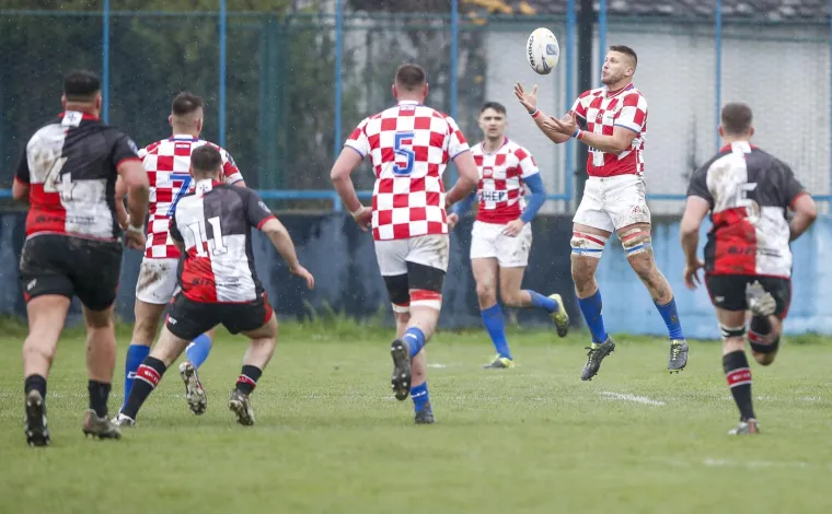 Ovo su ultimativni frajeri! Kršni Hrvati izašli na kišu i hladnoću i pokazali čvrstoću. Šarmirali su i jednu posebnu mladu damu