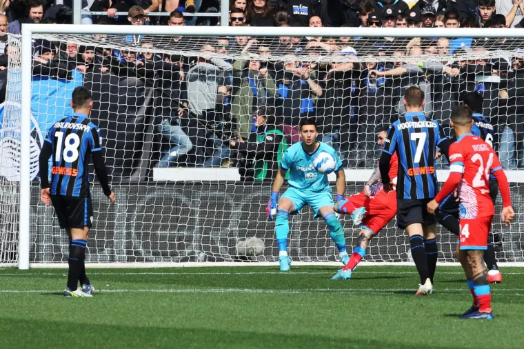 Atalanta postavila živi zid. Onda je loptu u ruke uzeo Insigne. Bergamo je zanijemio