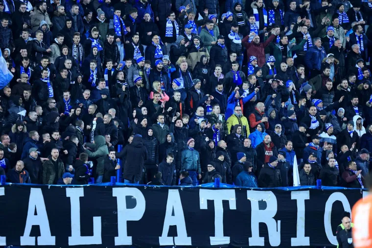 Nogometa&scaron;i Osijeka i Hajduka danas od 19.30 u Gradskom vrtu igraju derbi utakmicu 29. kola HNL-a, bitnu i za Osijek i za Hajduk u nastojanjima da se dokopaju vrha ljestvice. U prvome poluvremenu svjedočili smo mno&scaron;tvo prilikama, ali i zanimljivim situacijama. Poput one u kojemu je Lovrić zaradio žuti pa crveni karton zbog simuliranja, ali je onda sudac Jović upotrebio VAR i vidio kako nije riječ o simuliranu, Lovriću je poni&scaron;teni crveni karton, a Osijek je zaradio jo&scaron; i penal koji su na kraju proma&scaron;ili. Na tribinama vlada apsolutna ludnica i nalazi se oko 8000 navijača.