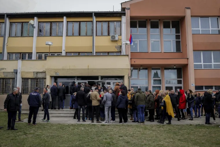 Velike gužve stvaraju se na birali&scaron;tima za kosovske Srbe, gdje pristižu brojnim autobusima
