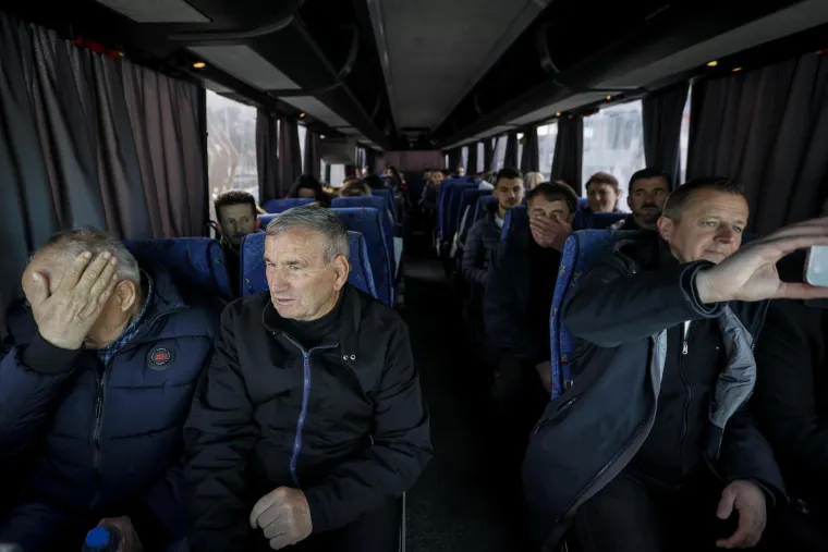 Velike gužve stvaraju se na birali&scaron;tima za kosovske Srbe, gdje pristižu brojnim autobusima