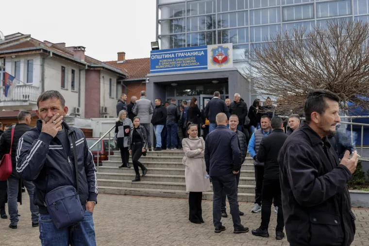 Velike gužve stvaraju se na birali&scaron;tima za kosovske Srbe, gdje pristižu brojnim autobusima