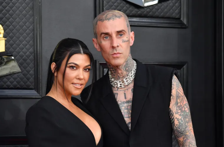 Kourtney i Travis davili se jezicima nasred crvenog tepiha, a zbog jednog detalja šuška se da je Kardashianka trudna