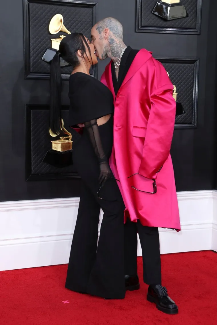 Kourtney i Travis davili se jezicima nasred crvenog tepiha, a zbog jednog detalja šuška se da je Kardashianka trudna