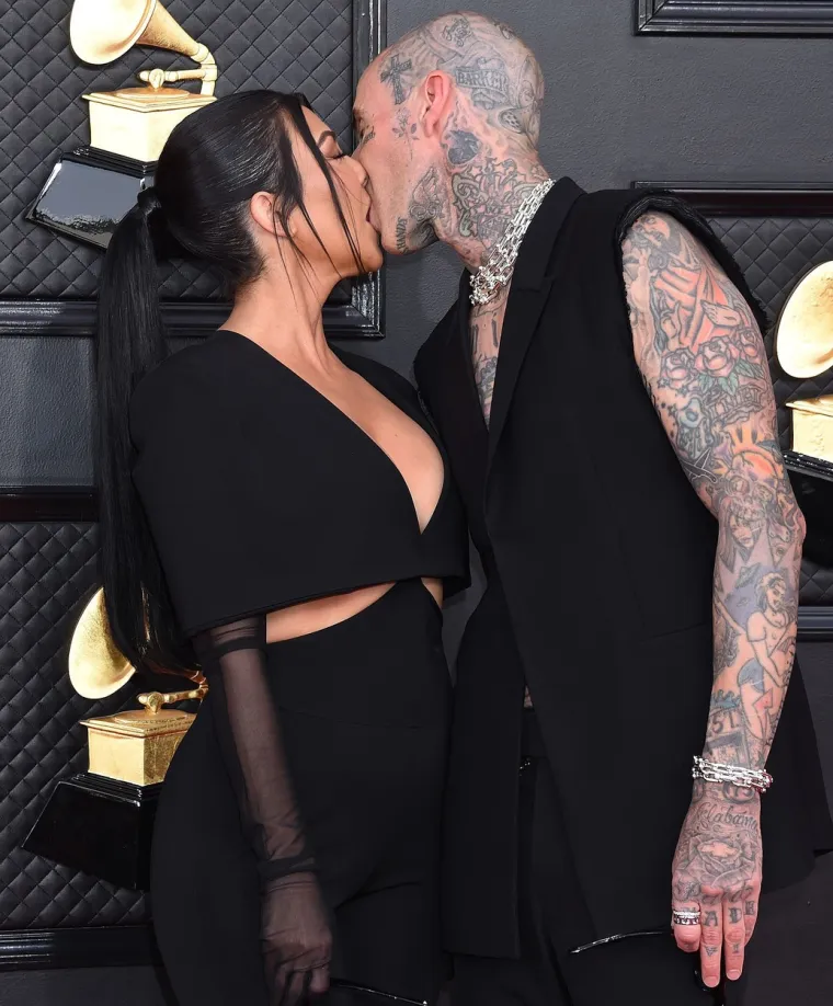 Kourtney i Travis davili se jezicima nasred crvenog tepiha, a zbog jednog detalja šuška se da je Kardashianka trudna