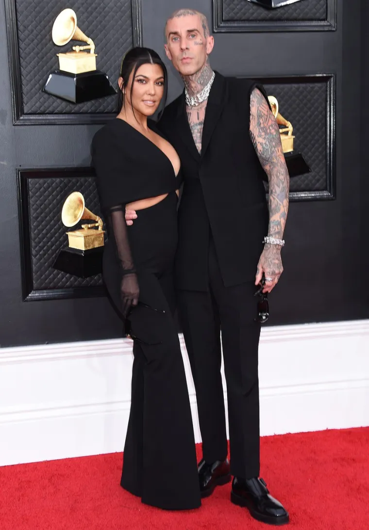 Kourtney i Travis davili se jezicima nasred crvenog tepiha, a zbog jednog detalja šuška se da je Kardashianka trudna