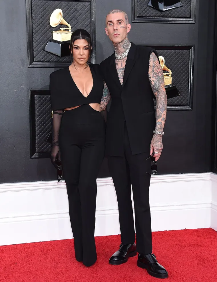 Kourtney i Travis davili se jezicima nasred crvenog tepiha, a zbog jednog detalja šuška se da je Kardashianka trudna