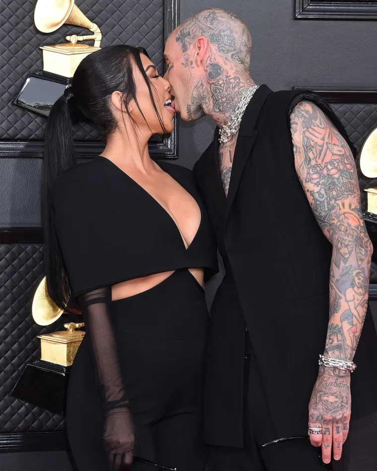 Kourtney i Travis davili se jezicima nasred crvenog tepiha, a zbog jednog detalja šuška se da je Kardashianka trudna