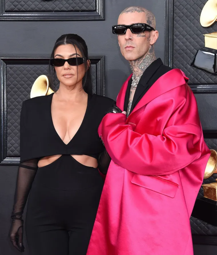 Kourtney i Travis davili se jezicima nasred crvenog tepiha, a zbog jednog detalja šuška se da je Kardashianka trudna