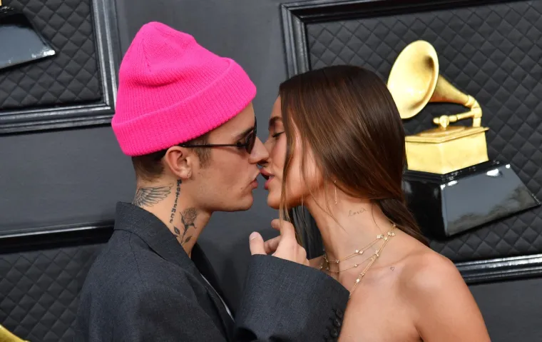 Trbuščić Hailey Bieber je glavna tema, dok se sa Justinom sprdaju: 'Ovo je odijelo za Shaquillea O'Neala'