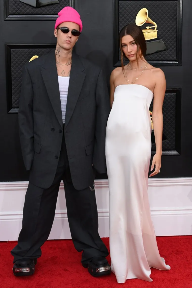 Trbuščić Hailey Bieber je glavna tema, dok se sa Justinom sprdaju: 'Ovo je odijelo za Shaquillea O'Neala'