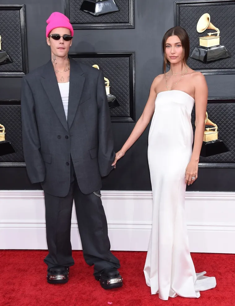 Trbuščić Hailey Bieber je glavna tema, dok se sa Justinom sprdaju: 'Ovo je odijelo za Shaquillea O'Neala'