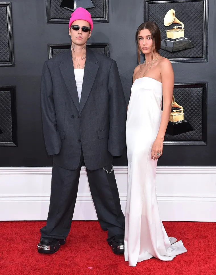 Trbuščić Hailey Bieber je glavna tema, dok se sa Justinom sprdaju: 'Ovo je odijelo za Shaquillea O'Neala'
