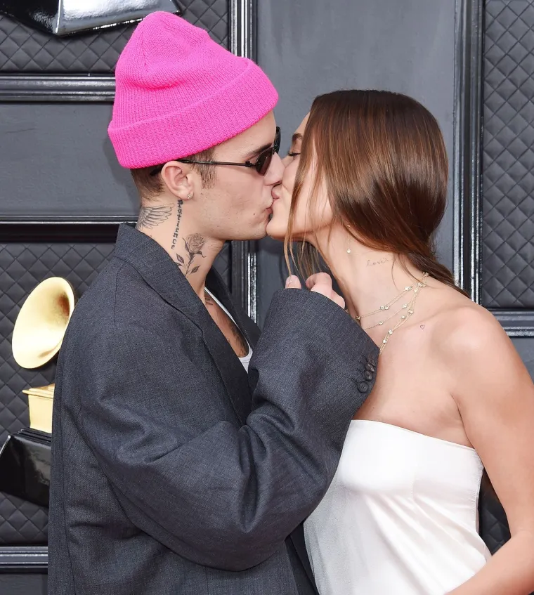 Trbuščić Hailey Bieber je glavna tema, dok se sa Justinom sprdaju: 'Ovo je odijelo za Shaquillea O'Neala'