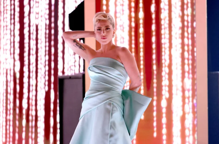 Lady Gaga prvo je napravila pomutnju u crno-bijeloj kreaciji, a onda se presvukla i totalno pomela pozornicu