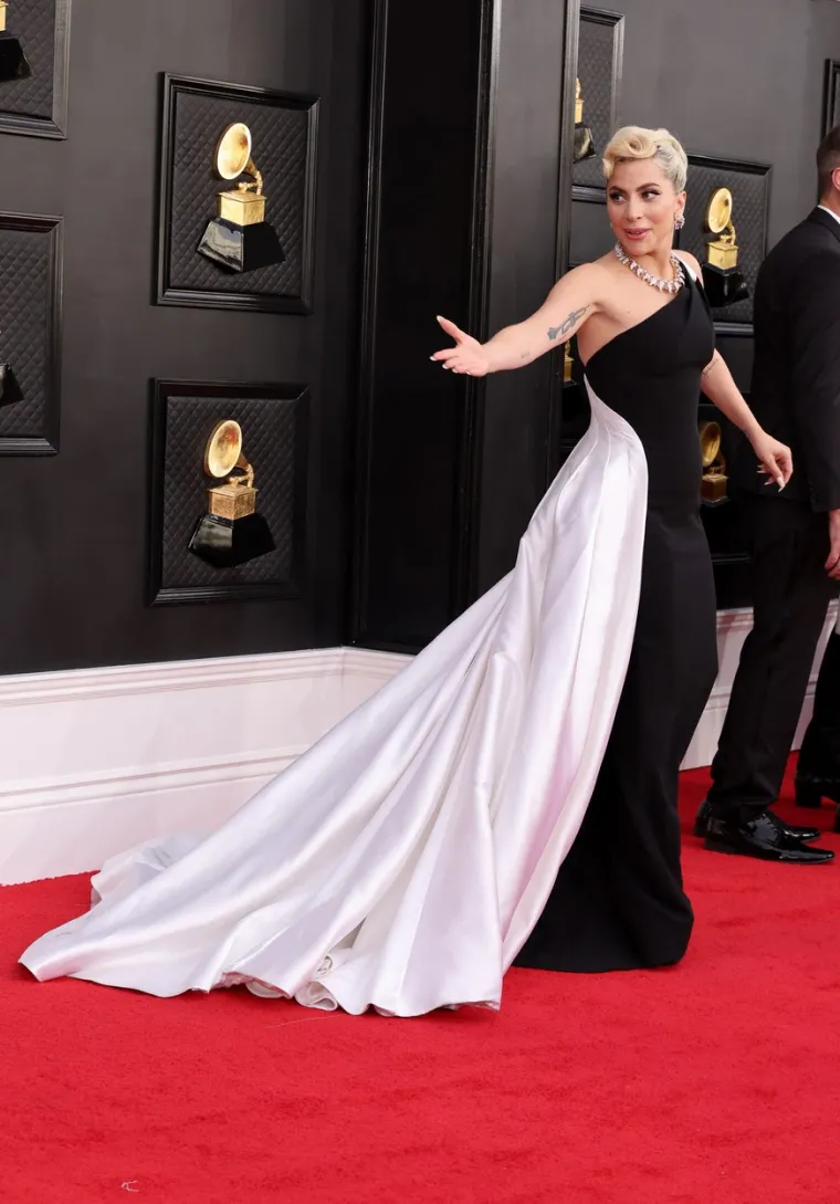 Lady Gaga prvo je napravila pomutnju u crno-bijeloj kreaciji, a onda se presvukla i totalno pomela pozornicu