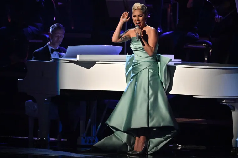 Lady Gaga prvo je napravila pomutnju u crno-bijeloj kreaciji, a onda se presvukla i totalno pomela pozornicu