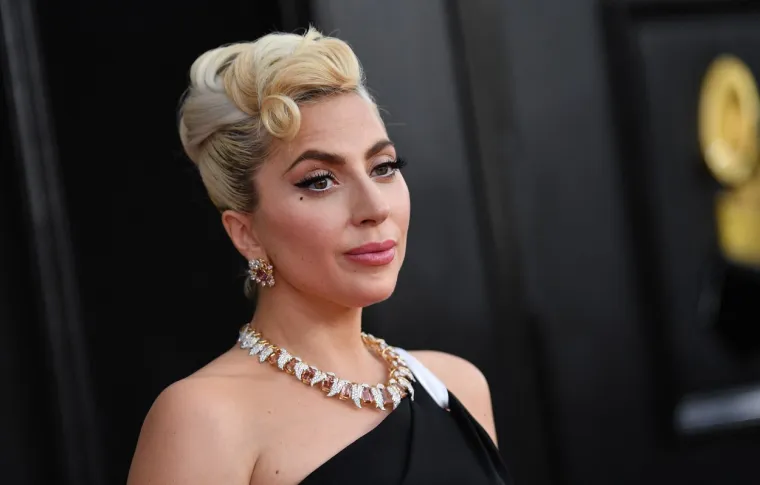 Lady Gaga prvo je napravila pomutnju u crno-bijeloj kreaciji, a onda se presvukla i totalno pomela pozornicu