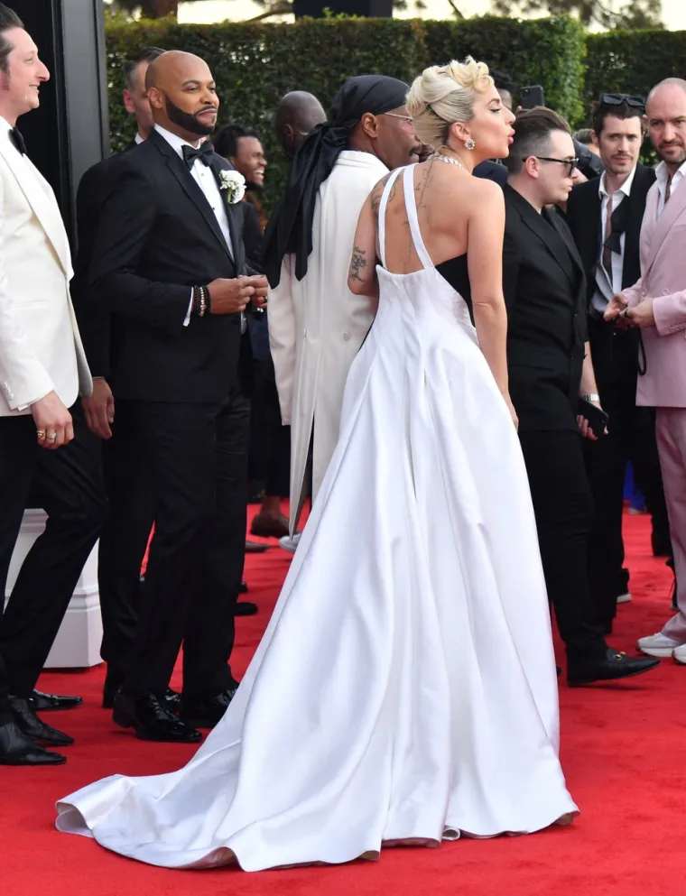 Lady Gaga prvo je napravila pomutnju u crno-bijeloj kreaciji, a onda se presvukla i totalno pomela pozornicu
