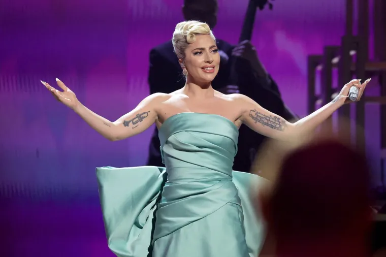 Lady Gaga prvo je napravila pomutnju u crno-bijeloj kreaciji, a onda se presvukla i totalno pomela pozornicu