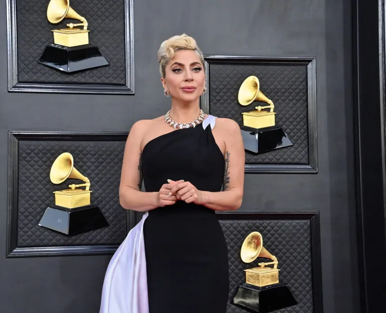 Lady Gaga prvo je napravila pomutnju u crno-bijeloj kreaciji, a onda se presvukla i totalno pomela pozornicu
