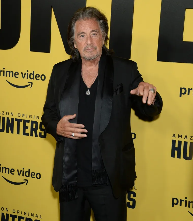 2001., kada je Al Pacino imao 61. godinu, postao je otac blizanaca Antona Jamesa i Olivije. Blizanci sada imaju 20 godina, a njihov slavni otac 81. 