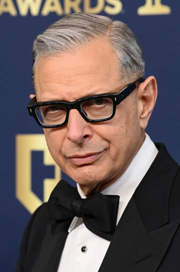 2017. , gimnastičarka Emilie Livingston (39) i 64-godišnji glumac, Jeff Goldblum, dobili su sina Rivera. 
