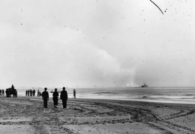 2. &apos;USS New Ironsides u akciji&apos;, Haas &amp; Peale (1863.): Ovo je rijetka fotografija USS New Ironsides, jedinog pomorskog oklopnog ratnog broda Unije korištenog u građanskom ratu  i prva poznata fotografija borbenog sukoba.

Fotografija prikazuje ratni brod Unije kako napada dvije utvrde koje drže Konfederacija, Sumter i Moultrie, u luci Charleston, SC. Lokalni fotografi Haas &amp; Peale fotografirali su povijesnu bitku s obližnje plaže, snimivši i malu gomilu zadivljenih promatrača koji su svjedočili bitci.

Fotografija je postala poznata tek više od jednog stoljeća nakon što je snimljena, kada je autor Bob Zeller otkrio negative fotografije u Kongresnoj knjižnici i objavio ih u knjizi iz 2005. godine.
