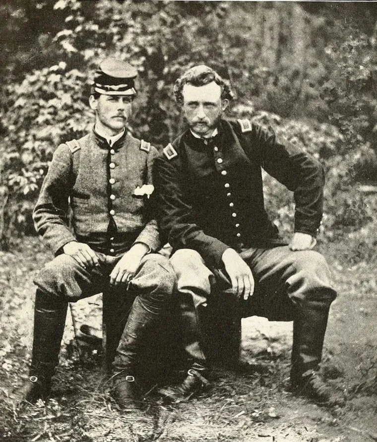 4. &apos;Custer i ranjeni zatvorenik&apos;, Henry William Elson (1862.): Ova fotografija prikazuje jednu od mnogih čudnih realnih situacija koje su nastale kada je počeo američki građanski rat. Snimljena je nakon bitke kod Williamsburga 1862. i prikazuje dvoje bivših kolega iz vojne akademije West Point koji su sada na suprotnim stranama rata.

Vojnik s desne strane je mladi George Armstrong Custer, tada poručnik. Među ranjenicima je prepoznao svog bivšeg kolegu iz razreda, kapetana vojske Konfederacije Johna &quot;Gimleta&quot; Leu i osigurao mu sigurno liječenje. Custer će kasnije poginuti u bitci kod Little Bighorna 1876., kada je nacija Siouxa razbila konjičku pukovniju Unije pod njegovim zapovjedništvom.

Ovu fotografiju snimio je Henry William Elson, suradnik Mathewa Bradyja koji je objavio ovu i mnoge druge fotografije u kolekciji iz 1912. pod nazivom Građanski rat kroz kameru: stotine živopisnih fotografija stvarno snimljenih u vrijeme građanskog rata, zajedno s Elsonovom novom poviješću.
