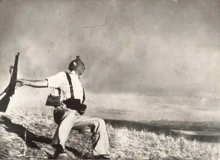 12. &apos;The Falling Soldier,&apos; Robert Capa (1938.): Uz napredak u tehnologiji fotoaparata, ratna fotografija 1930-ih je mogla snimiti slike bez presedana u svojoj jasnoći. Španjolski građanski rat je izbio 1936. godine kada je fašistička pobuna koju je predvodio Francisco Franco i koju je podupirao Hitler pokušala srušiti demokratski izabranu vladu Španjolske.

Ova fotografija iz 1938. označava trenutak kad je ubijen jedan od republikanskih lojalista. Objavljena je u britanskom časopisu Picture Post i skrenula je pozornost na ratnu stvarnost.

Fotografiju je snimio američki fotograf mađarskog porijekla Robert Capa, koji je bio suvremenik Ernesta Hemingwaya i Pabla Picassa. Njegova fotografija iz Španjolskog građanskog rata iz 1938. mu je donijela nadimak &quot;najveći svjetski ratni fotograf&quot; kada je imao samo 25 godina.
