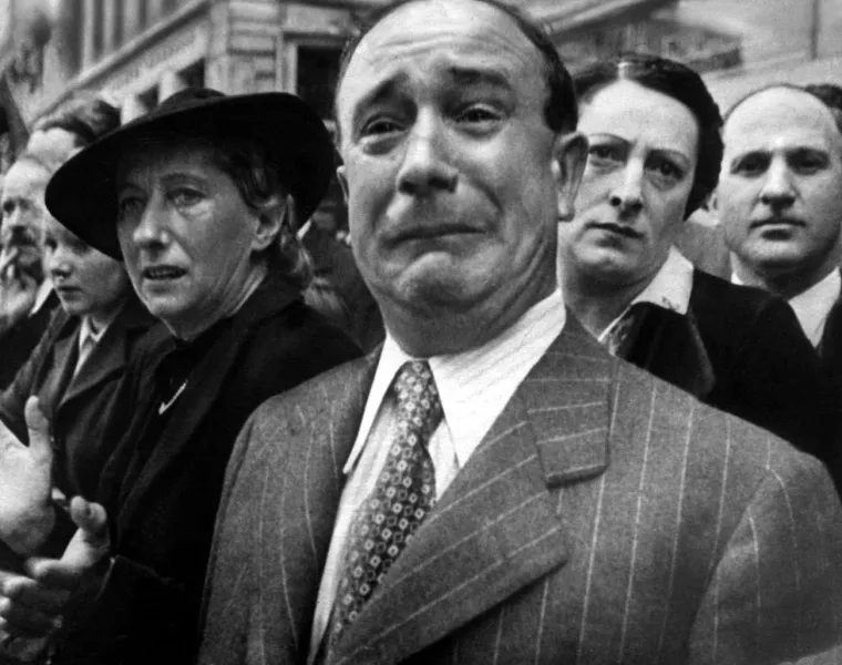 13. &apos;Okupacija Saltilla, meksičko-američki rat&apos; (oko 1846.-1848.): Dagerotip je izumljen 1839. godine, a prva prilika za korištenje u ratovanju je došla gotovo desetljeće kasnije kada su Sjedinjene Države krenule u rat s Meksikom. Prema internetskoj izložbi Yaleove Beinecke Rare Book and Manuscript Library, &quot;prisutnost fotografa kada je slika napravljena je dala autentičnost očevidaca ratnim fotografijama koje su slike ili grafike teško dostigle.&quot;

Slike su pružile uvid u svakodnevni život grada tijekom rata, ali su značajne i po onome što ne prikazuju. Prve ratne fotografije nisu zabilježile aktivne bitke, niti ranjena i mrtva tijela, kao ni slavu koja se veže uz rat.

Ove fotografije su najranije sačuvane ratne fotografije, koje je snimio nepoznati fotograf oko 1847. Na njima je prikazana američka okupacija grada Saltilla u meksičkoj državi Coahuila.
