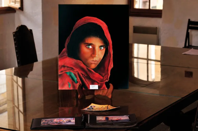 14. &apos;Sharbat Gula&apos;, Steve McCurry (1984.): Ova fotografija se smatra jednom od najpoznatijih ratnih fotografija svih vremena, a nastala je iz sukoba između Afganistana i Sovjetskog Saveza 1980-ih.

Ratni fotograf Steve McCurry snimio je ovu fotografiju 12-godišnjeg paštunskog siročeta Sharbat Gule dok je boravila u izbjegličkom kampu Nasir Bagh u blizini Peshawara u Afganistanu. McCurry je snimio fotografiju 1984., a sljedeće je godine objavljena na naslovnici National Geographica.
