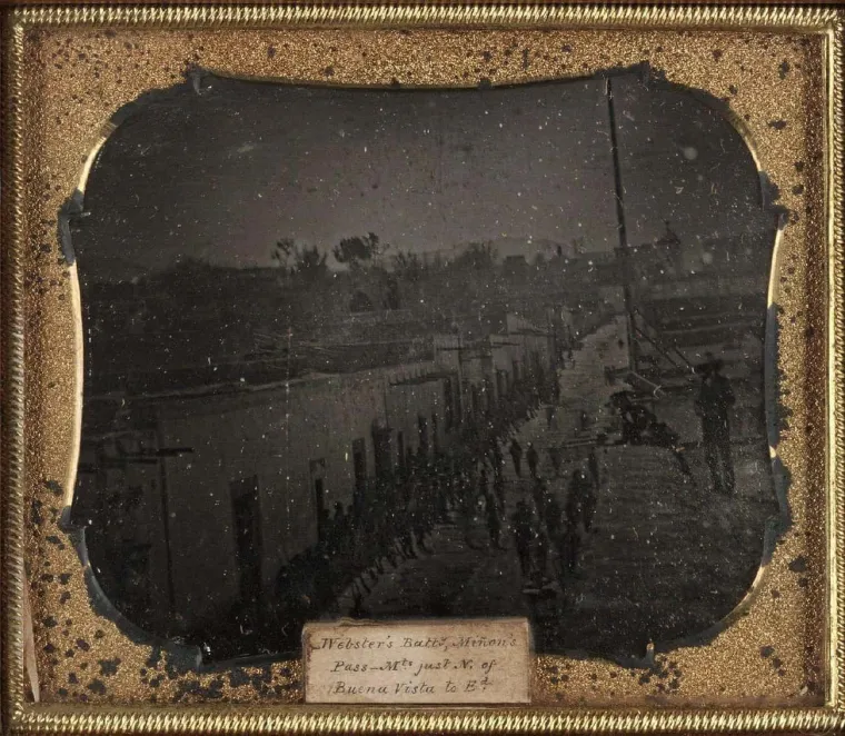 
15. 'The Weeping Frenchman' (1940.): Ovo je jedna od najpoznatijih slika snimljenih tijekom pada Pariza pred napadačkom njemačkom vojskom. Njemačko iznenadno osvajanje Francuske u proljeće 1940. bilo je jedna od prvih prekretnica u Drugom svjetskom ratu, kao i jedno od prvih velikih iznenađenja.

Ova je slika zapravo fotografija iz američkog propagandnog filma Za&scaron;to se borimo: Zavadi i vladaj, u režiji Franka Capre. 1942. godine je Zbor za signalizaciju američke vojske angažirao Capru da režira niz filmova koji su prikazivani američkim trupama koje su spremale krenuti u rat. Capra je snimio sedam filmova u seriji Za&scaron;to se borimo od 1942. do 1945. godine. Podijeli i vladaj je objavljen 1943. i prikazan vojnicima koji su potom ponovno preuzeli biv&scaron;e francuske kolonije od nacista i samu Francusku 1944. godine.

Capra je za kompilaciju filmova koristio kombinaciju postojećih snimki iz filmskih filmova i insceniranih rekreacija, tako da detalji iza ovog trenutka, poput toga tko je u njemu i čemu konkretno svjedoče, nisu poznati.
