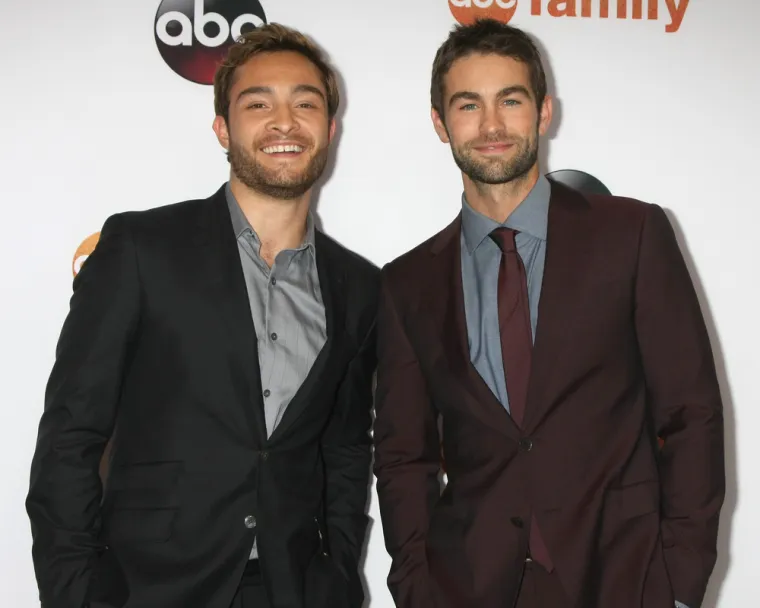 Ed Westwick  i Chace Crawford su se zajedno preselili u ranim danima serije &quot;Tračerica&quot;, dijeleći stan u New Yorku. Ed nikada prije toga nije živio daleko od svog rodnog grada, pa mu je to što ima cimera, koji mu je ujedno prijatelj i kolega, pomoglo da se bolje prilagodi nepoznatoj sredini.