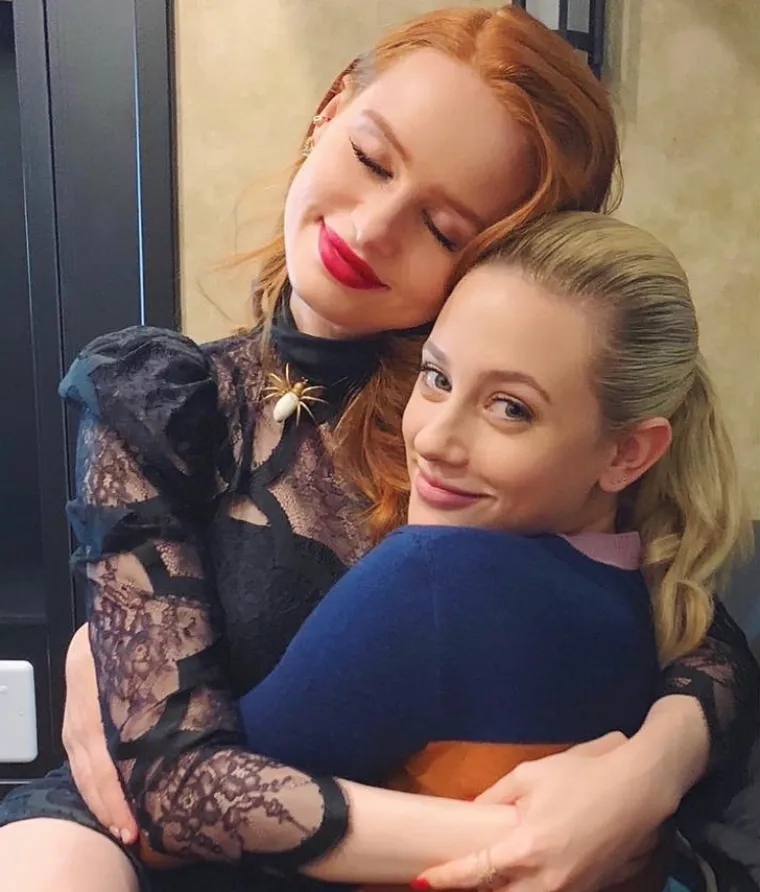 Madelaine Petsch i Lili Reinhart zajedno su glumile u seriji &quot;Riverdale&quot;, a prije nekoliko godina su jedno vrijeme bile i cimerice. Lili je čak 2017. tvitala da joj nedostaje cimerica Madelaine.