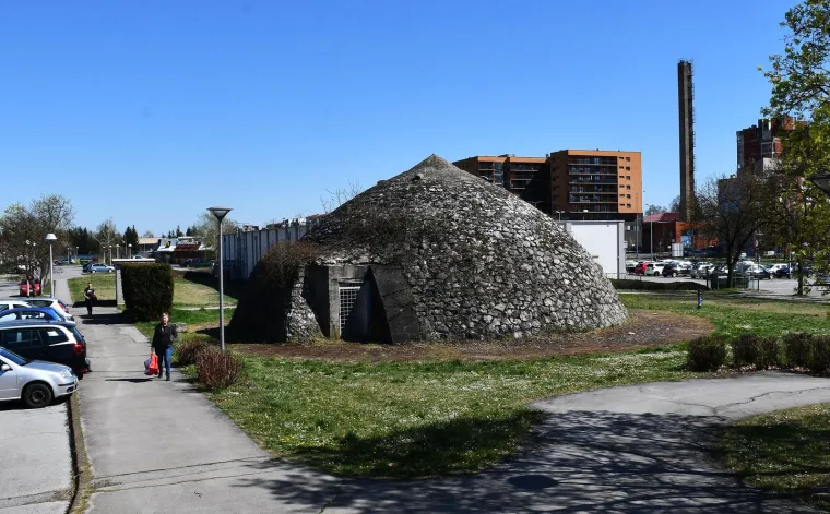 Pogledajte stari zapušteni bunker iz doba NDH u blizini srca ovog hrvatskog grada
